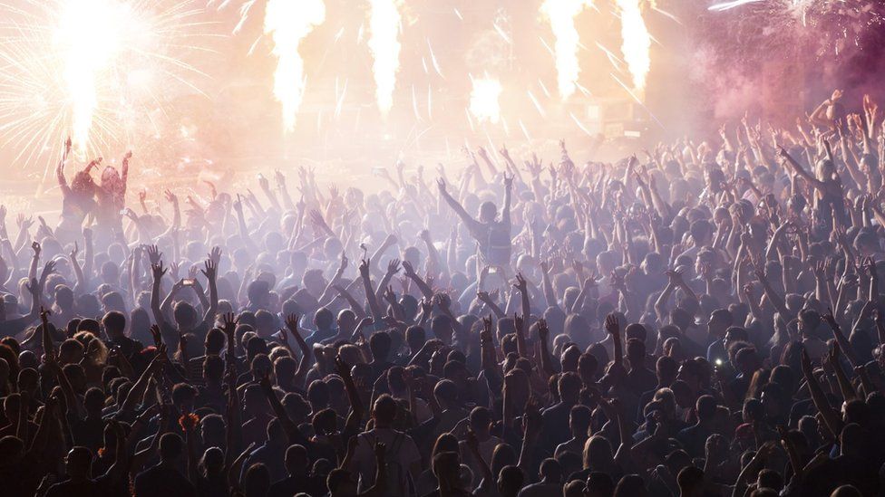 How likely are you to bump into a friend at a music festival? - BBC News