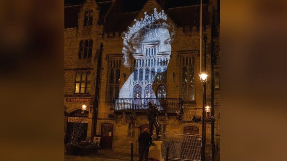 Image of Queen on Durham Town Hall