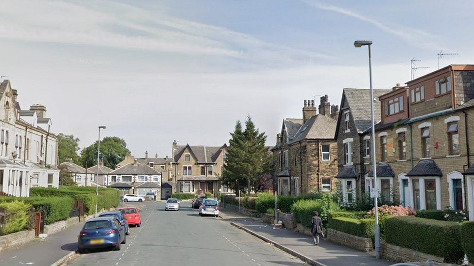 Bradford: Man arrested after woman dies in Shearbridge - BBC News