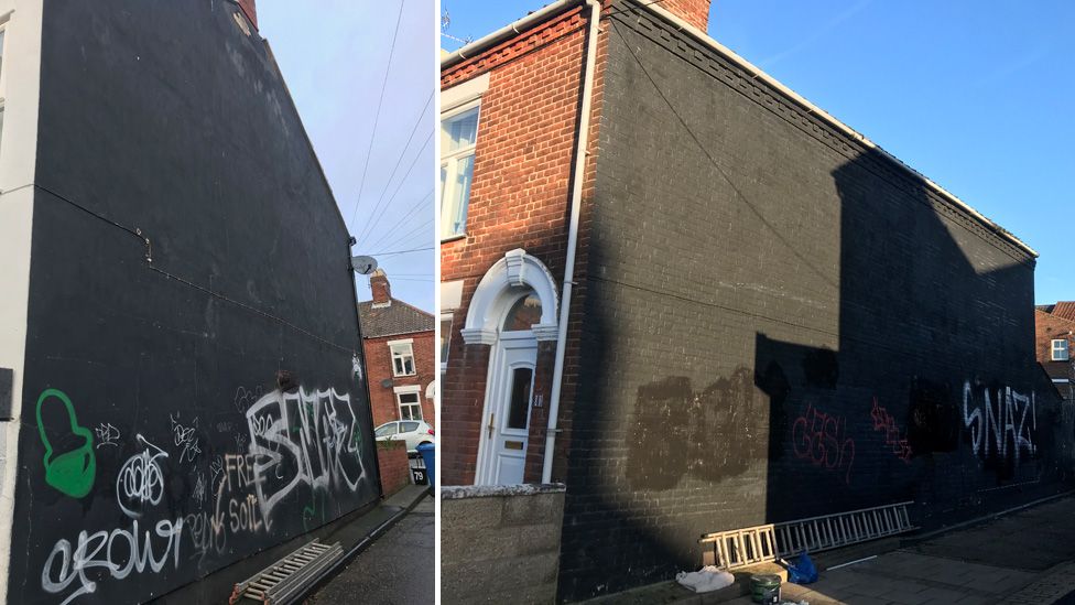 Graffiti sui muri della terrazza prima che i murales venissero ridipinti