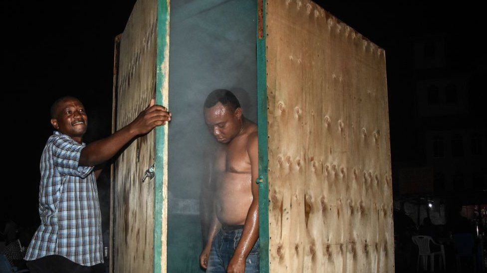 Um homem sai de uma cabine de inalação de vapor instalada por um fitoterapeuta em Dar es Salaam, na Tanzânia, em 22 de maio de 2020