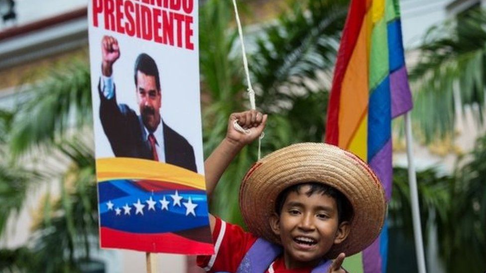 A child waits for Venezuelan President Nicolas Maduro with a sign reading "Welcome President" in Caracas on 17 January, 2015.