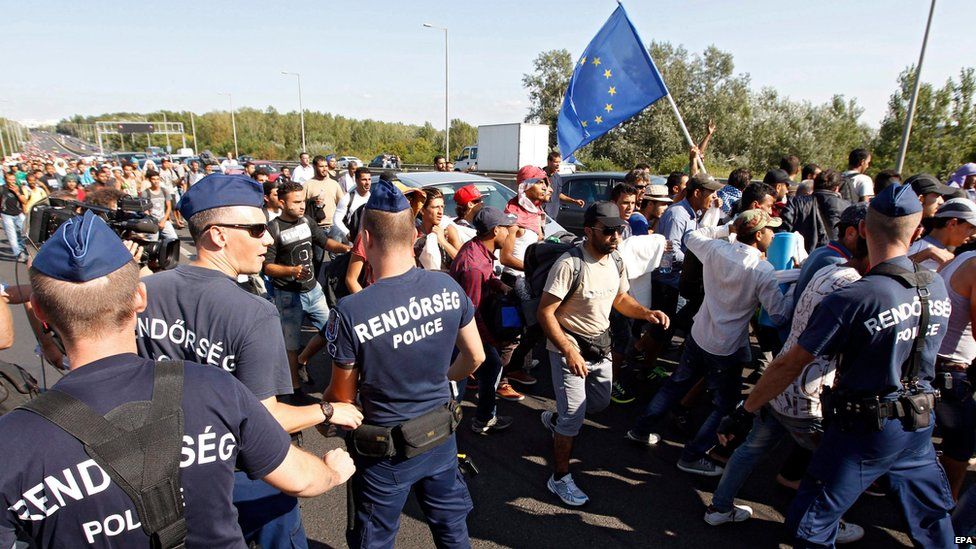 Police and migrants on Budaorsi Street, in Budapest (4 September 2015)