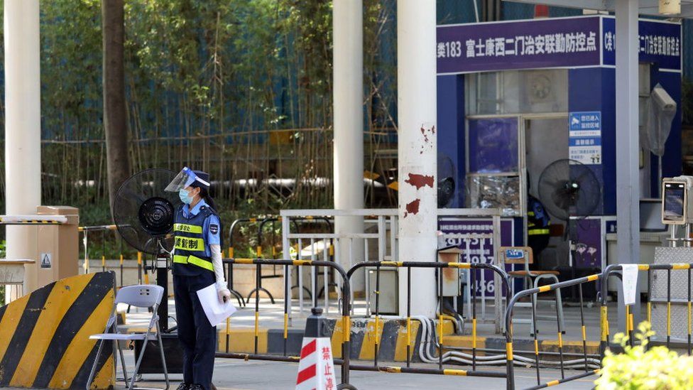 Apple: Chinese workers flee Covid lockdown at iPhone factory - BBC News