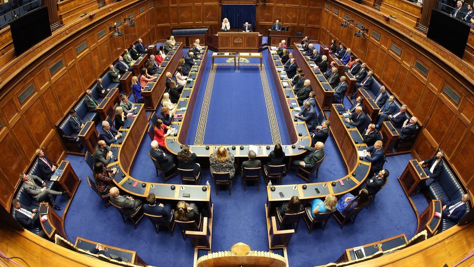 Miembros sentados en la cámara de la Asamblea de Stormont