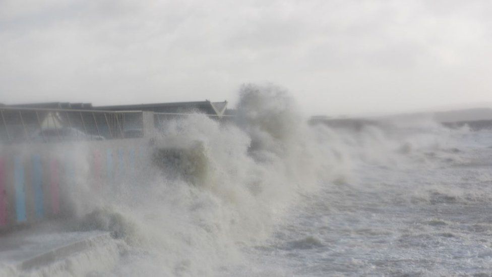 Storm Ciar n Southampton schools to shut amid risk to life