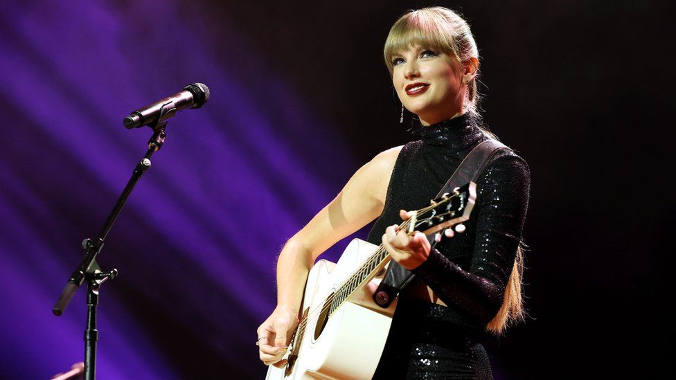 Taylor Swift, compositora y artista de la década de NSAI, se presenta en el escenario durante los premios NSAI 2022 Nashville Songwriter Awards en Ryman Auditorium el 20 de septiembre de 2022 en Nashville, Tennessee.