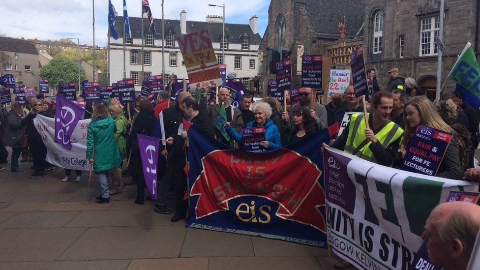 College Lecturers And Bosses Agree Deal To Halt Strikes - BBC News