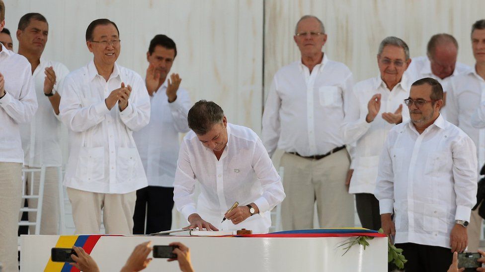 President signing peace agreement, 26 September 2016