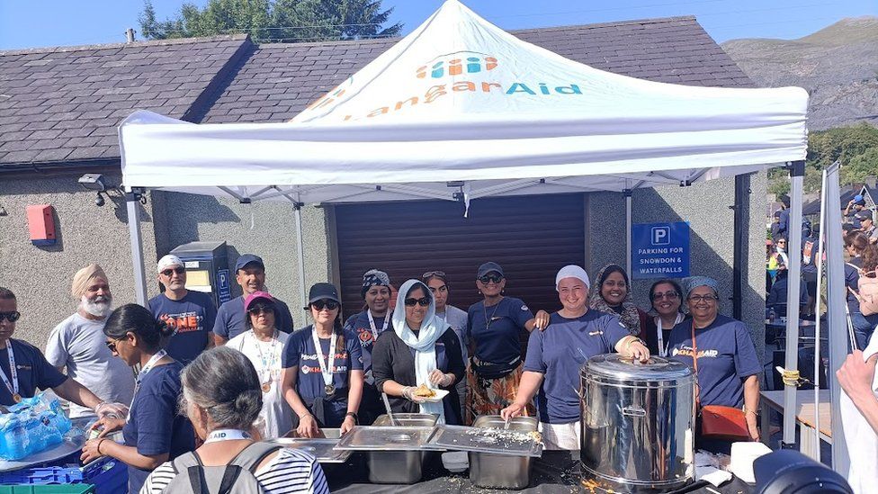 Langar Aid volunteers handing out food