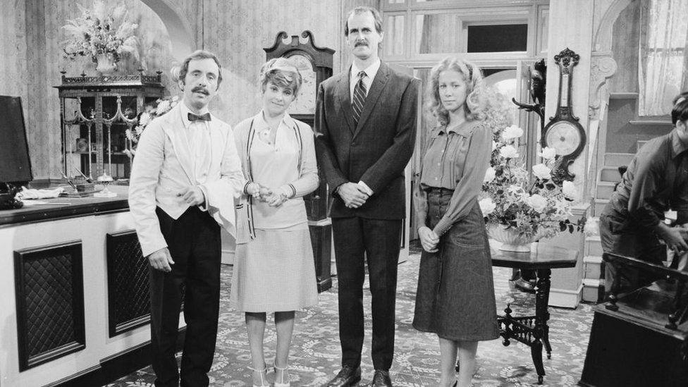 Andrew Sachs, Prunella Scales, John Cleese, Connie Booth 㹡ͧ Fawlty Towers 㹻 1975