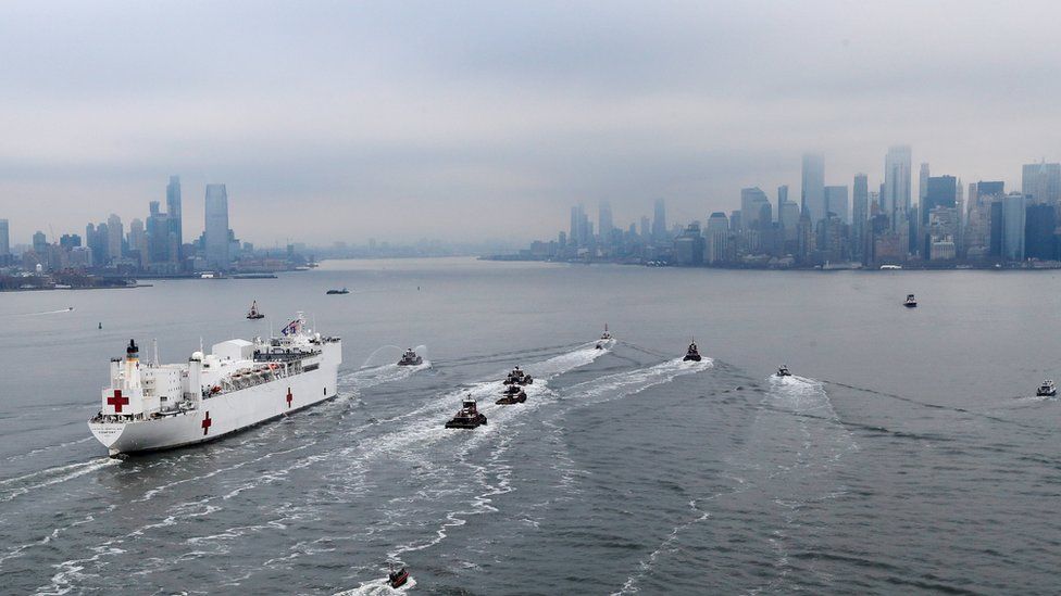 Barco hospital en la bahía de Nueva York