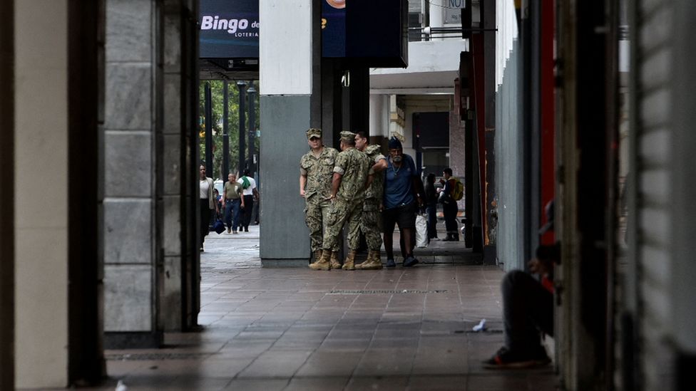Soldiers in front of closed stores in Guayaquil