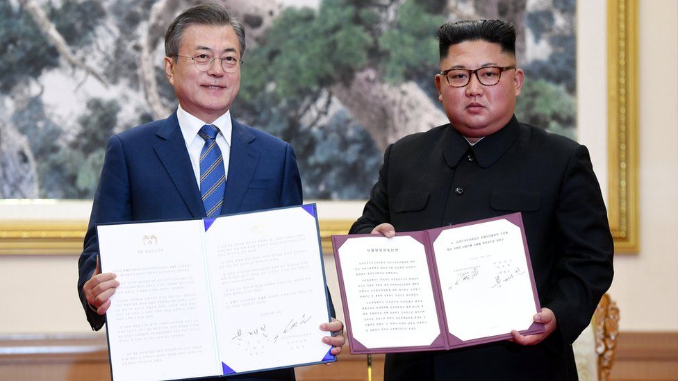 Moon Jae-in (left) and Kim Jong-un