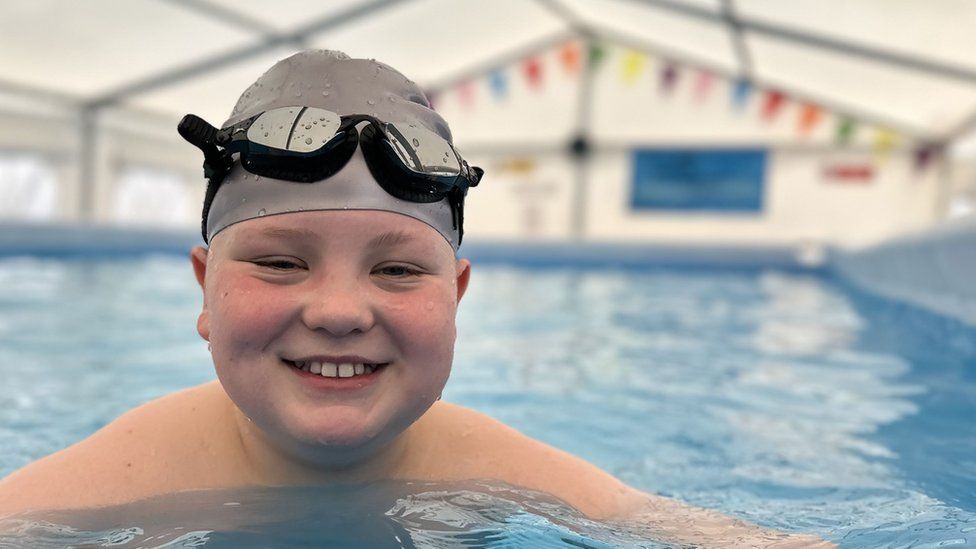 Oxford primary school installs pop-up pool to teach swimming - BBC