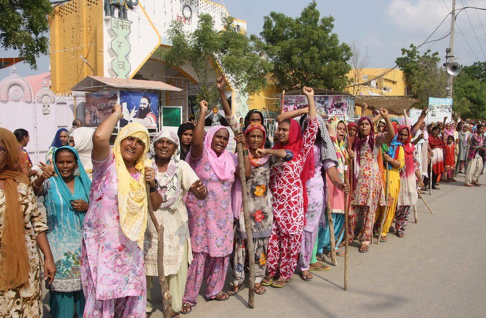 A line of women who support Gurmeet Ram Rahim Singh