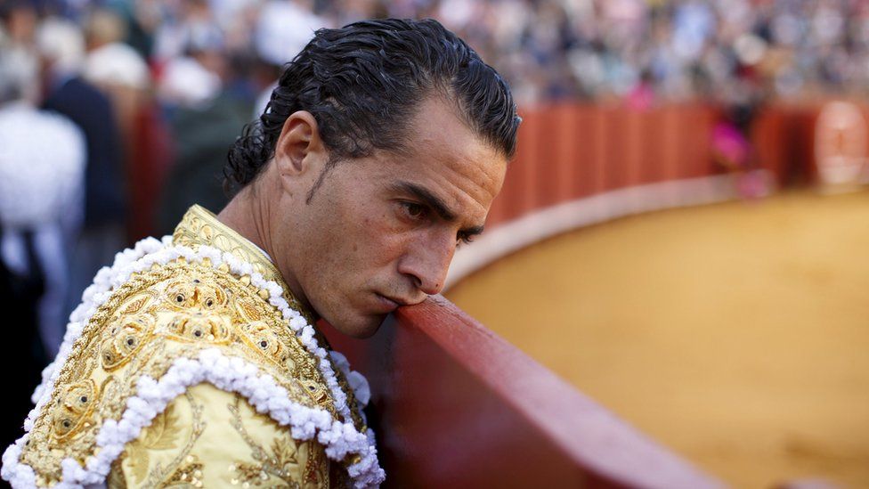 Spanish matador Ivan Fandino leans his face on the barrier during a bullfight at the Maestranza bullring in the Andalusian capital of Seville, southern Spain April 26, 2015