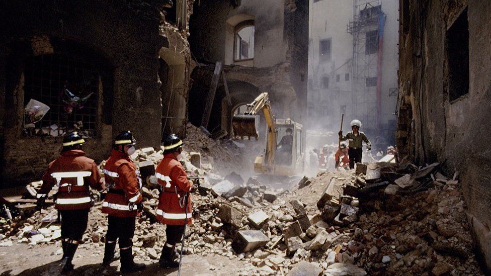 Разрушенные здания на улице Via dei Gergofili во Флоренции после взрыва бомбы в мае 1993 года