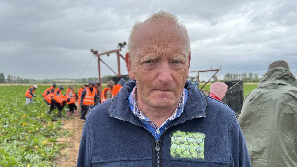 Martin Haines de pie en una granja