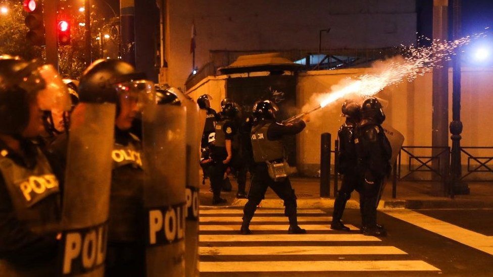 Полиция противостоит демонстрантам, протестующим с требованием роспуска Конгресса и проведения демократических выборов вместо признания Дины Болуарте президентом Перу после свержения президента Перу Педро Кастильо в Лиме, ​​Перу, 12 декабря 2022 года.