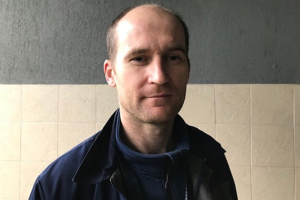 Oleksandr Lobada, një mbikëqyrës i sigurisë nga rrezatimi, fotografuar brenda Çernobilit
