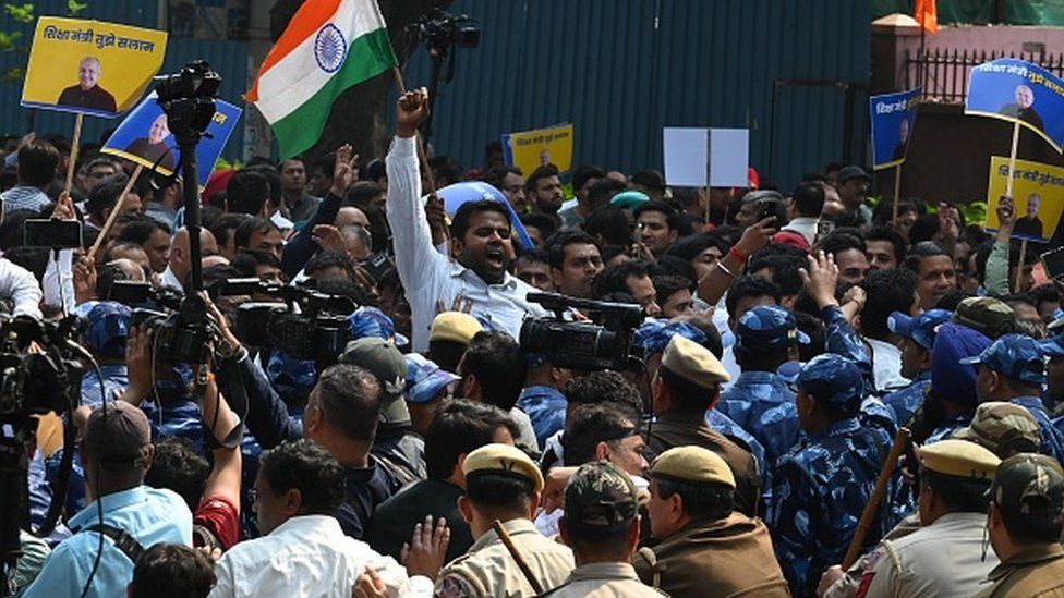 Партийные работники ААП выкрикивают лозунги во время акции протеста против ареста Маниша Сисодиа в офисе БДП в ДДУ Марг 27 февраля 2023 года в Нью-Дели