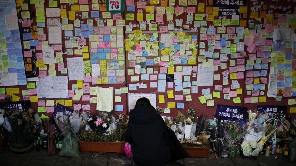 condolence messages on a wall in Itaewon