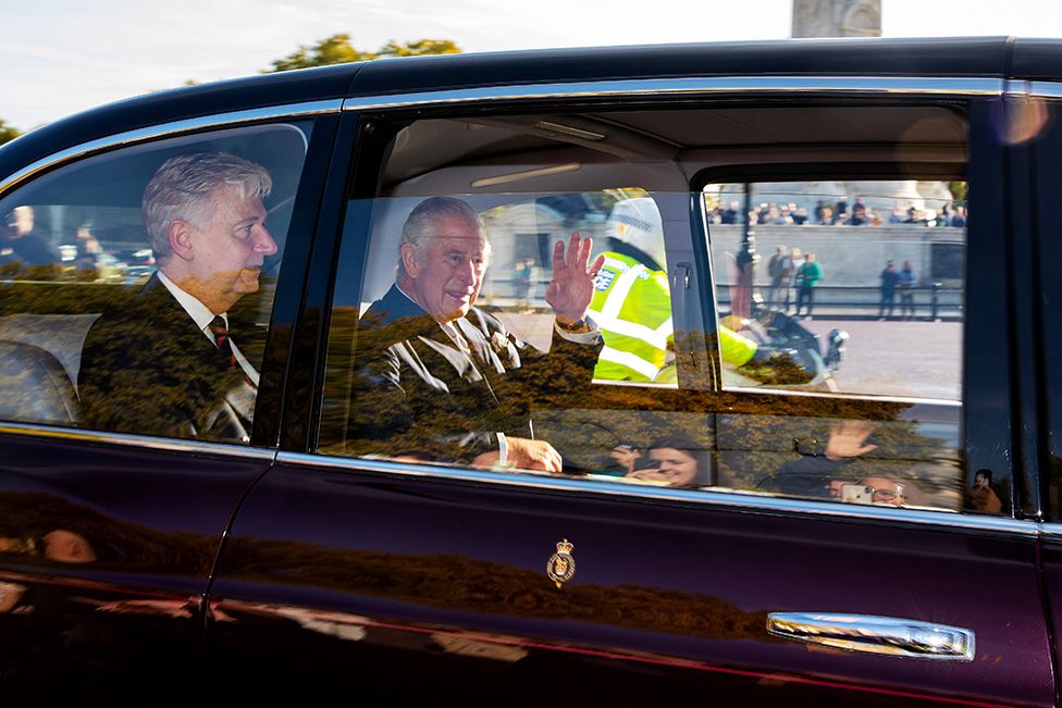 Король Карл III прибывает в Букингемский дворец, чтобы встретиться с премьер-министром Великобритании Лиз Трасс во время ее официального визита подписание 25 октября 2022 г.
