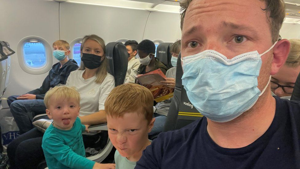 Джеймс и его семья на борту самолета