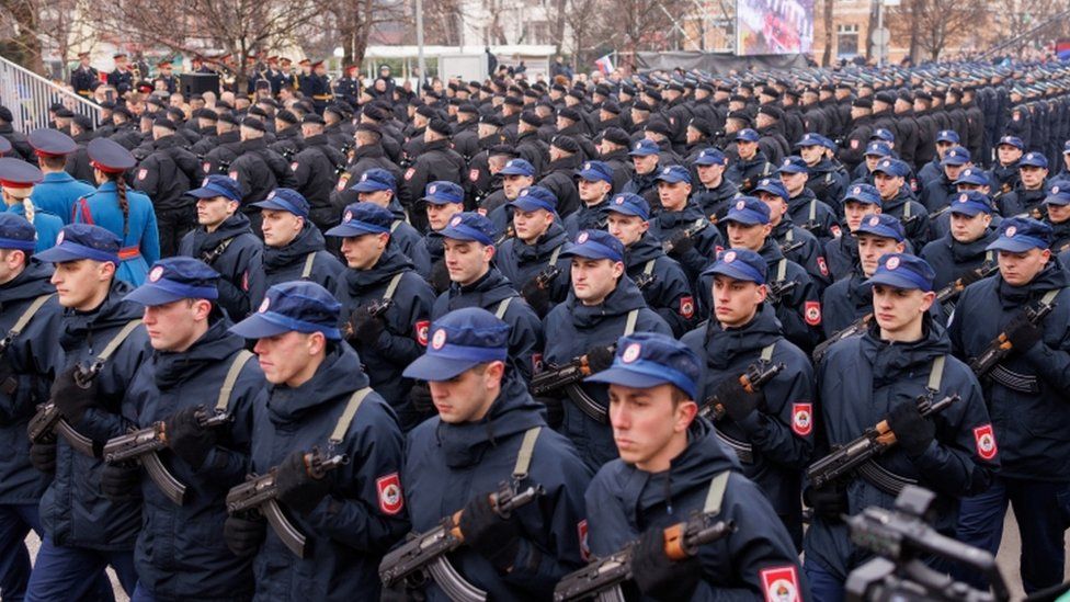 Полицейский марш во время парада, посвященного национальному празднику их автономной Сербской Республики, в Баня-Луке, Босния и Герцеговина, 9 января 2022 г.