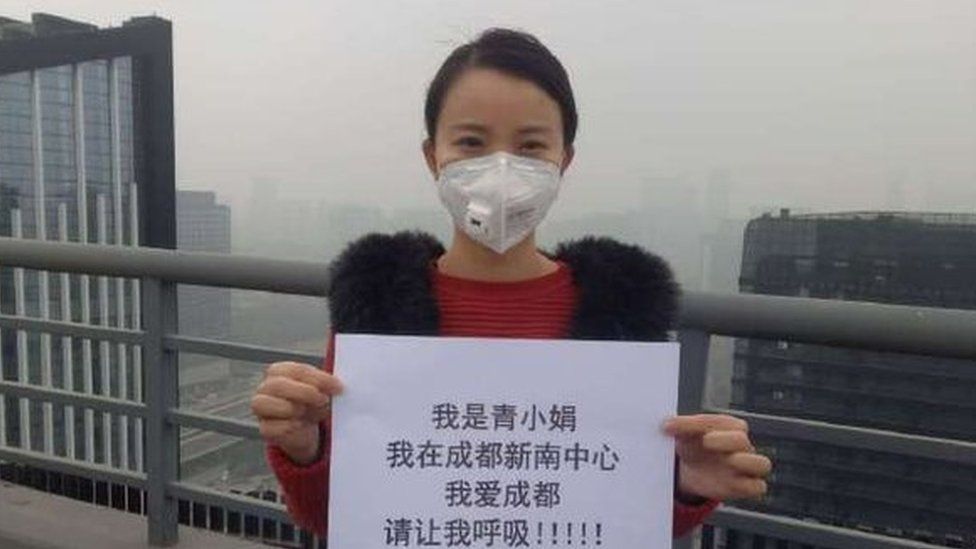 Qing Xiaojuan took part in the online protest campaign. The board she's holding reads: "I love Chengdu. Please let me breathe!"