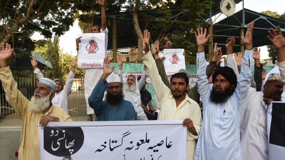 Protesters call for the death penalty against Asia Bibi to be upheld