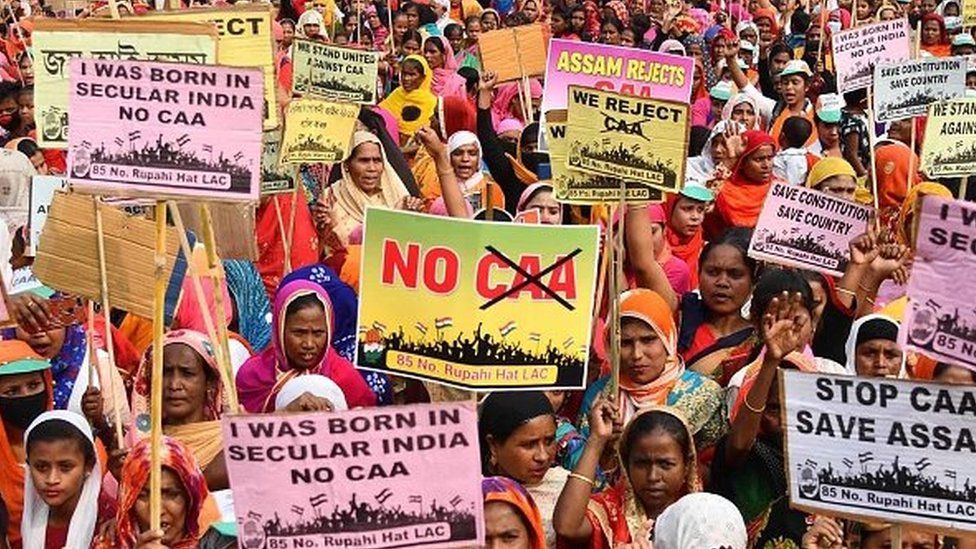 Демонстранты участвуют в акции протеста против нового закона о гражданстве в городе Рупахи штата Ассам.