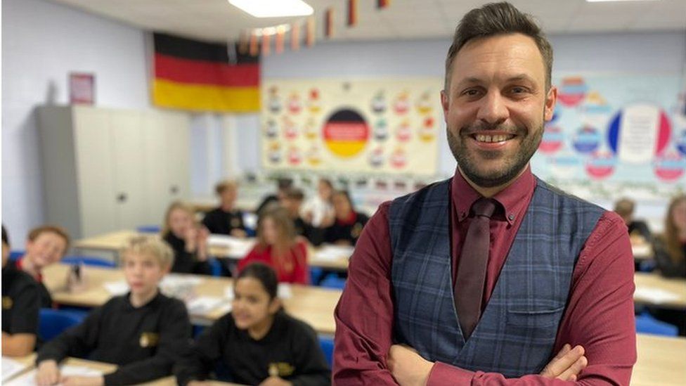 AI helps out time-strapped teachers, says report - BBC News