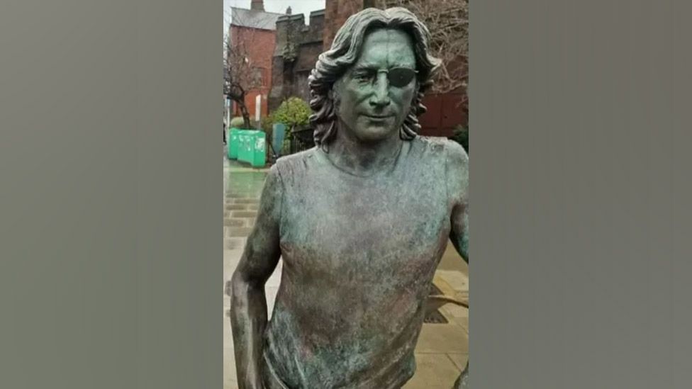 Estatua da paz de John Lennon mostrando danos