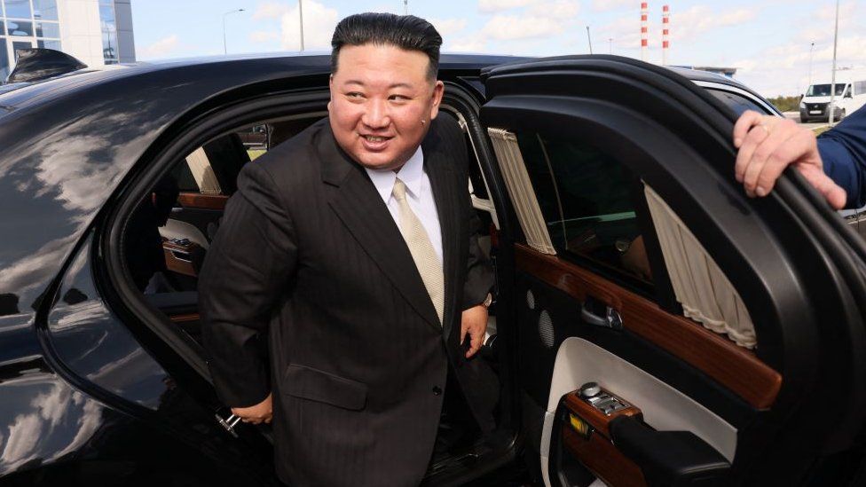 На этом снимке, распространенном агентством «Спутник», изображен северокорейский лидер Ким Чен Ын, посещающий космодром «Восточный» в Амурской области 13 сентября 2023 года.