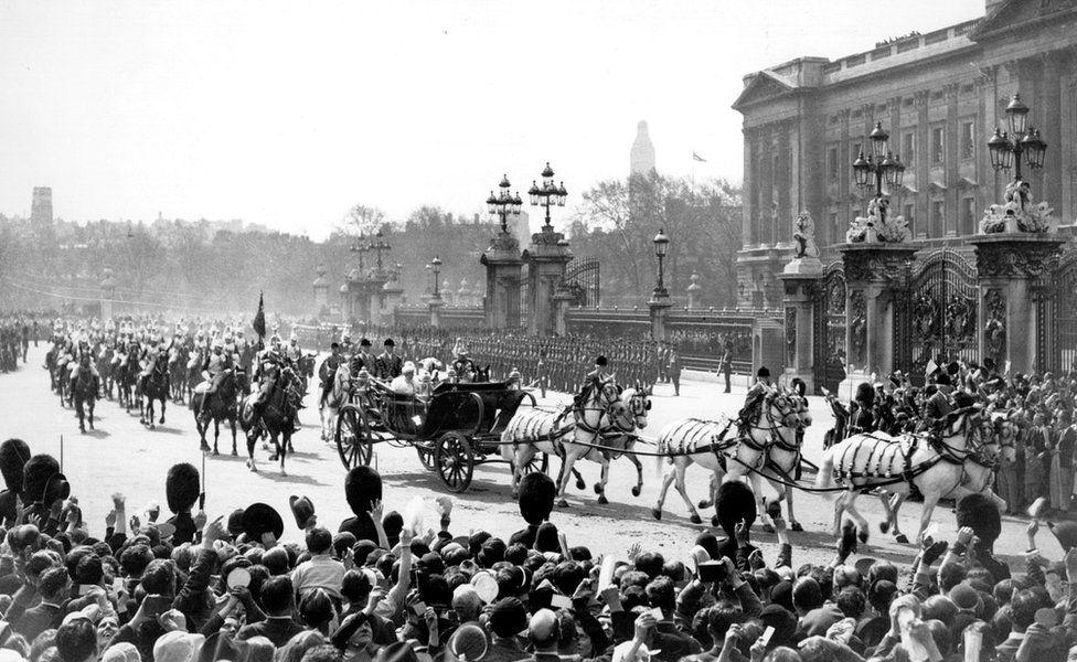 6th May 1935: The royal carriage leaves Buckingham Palace for the thanksgiving service in St Paul's Cathedral on the Silver Jubilee of King George V, (1865 - 1936), and Queen Mary, (1867 - 1953).