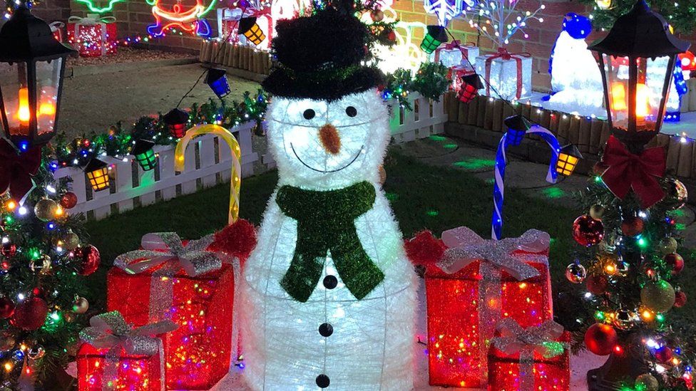 In pictures: Isle of Wight house wins Christmas lights award - BBC News