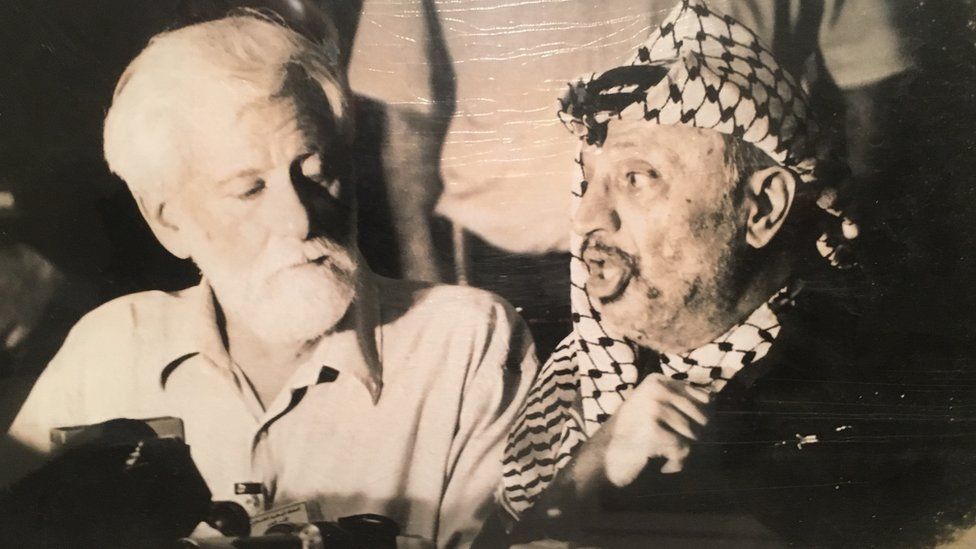 Uri Avnery (left) and Yasser Arafat in 1990s