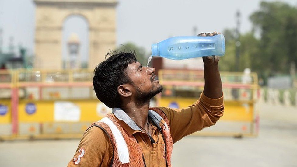 Delhi suffers at 49C as heatwave sweeps India - BBC News