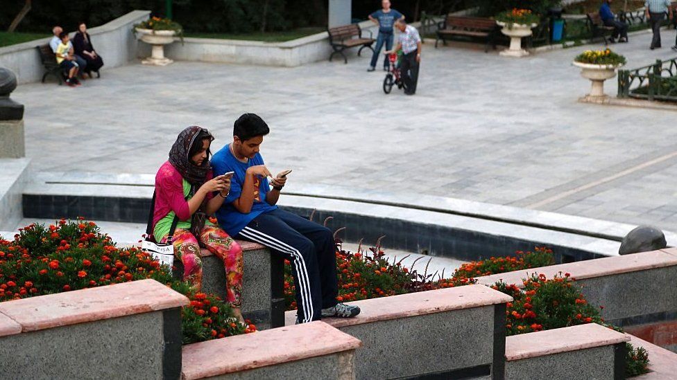 Iranians using smartphones