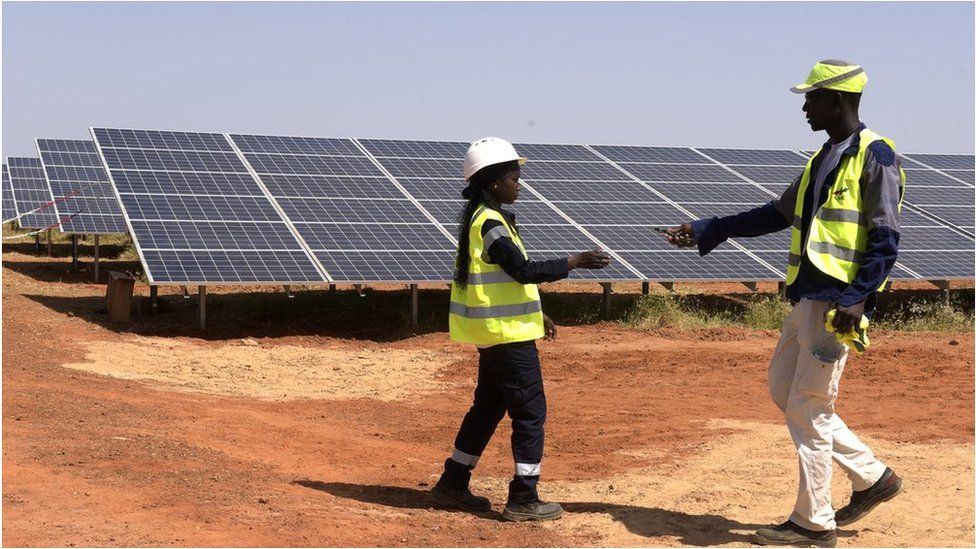 Техники на солнечной электростанции в Сенгале
