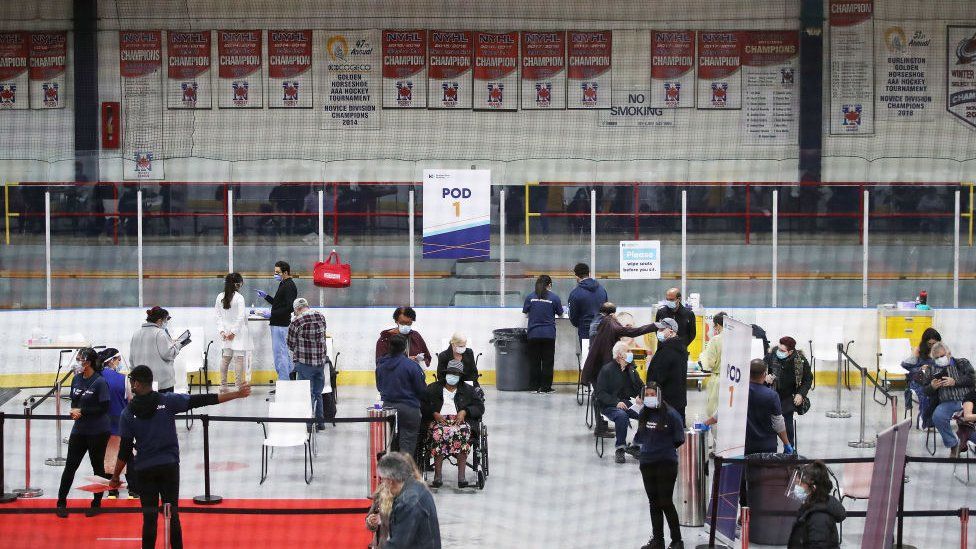 Вакцина вводится на хоккейной арене Даунсвью в Торонто