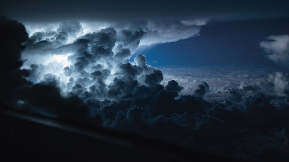 Nubes negras y blancas sobre un cielo azul