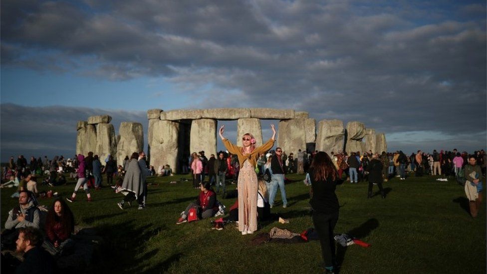 Stonehenge summer solstice Thousands gather to cheer sunrise BBC News