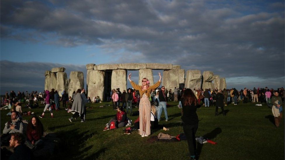 Stonehenge summer solstice: Thousands gather to cheer sunrise - BBC News