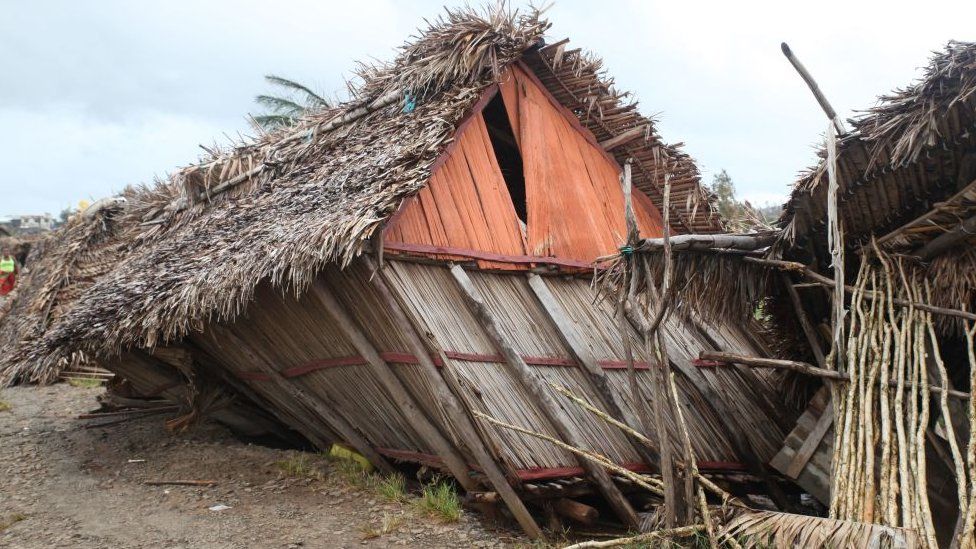 Традиционный дом на восточном побережье Мадагаскара, разрушенный в результате циклона Фредди в Мананджари 23 февраля 2023 г.