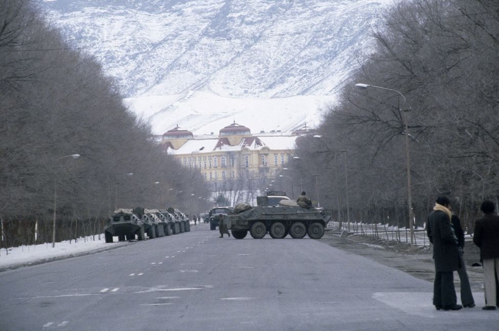 تانک‌های روسی در خیابان مقابل قصر دارالامان در سال ۱۹۸۰
