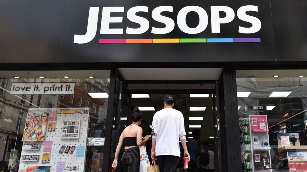 Покупатели заходят в магазин Jessops
