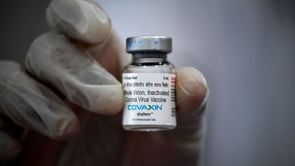 Медицинский работник демонстрирует флакон с вакциной Коваксин против коронавируса Covid-19 в центре вакцинации в Мумбаи 9 мая 2021 года.